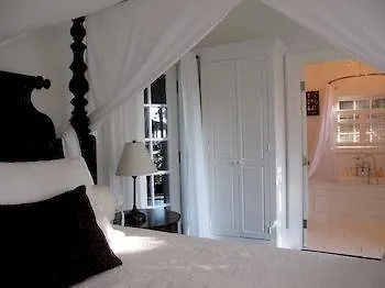 The Landing Hotel Dunmore Town